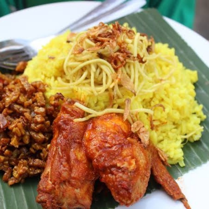 NASI KUNING Lauk Ayam