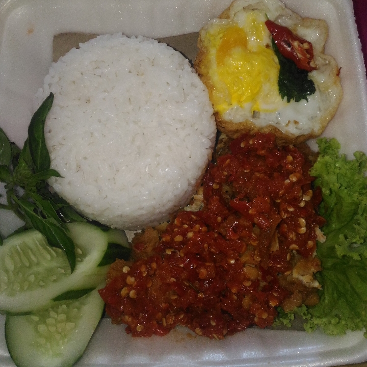 Nasi Ayam Geprek Judes Plus Telor Mata Sapi
