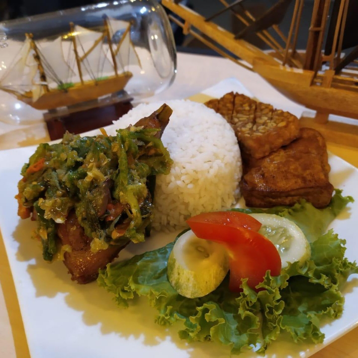 Nasi Ayam Geprek Sambal Ijo