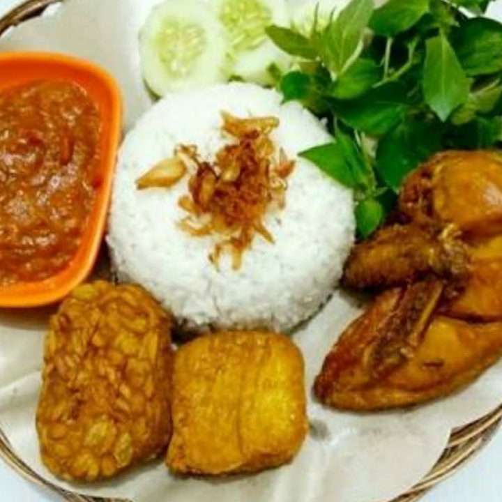 Nasi Ayam Goreng Komplit 