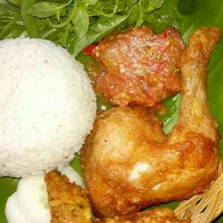 Nasi Ayam Goreng Lalapan