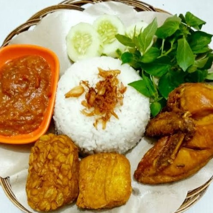 Nasi Ayam Goreng Lalapan