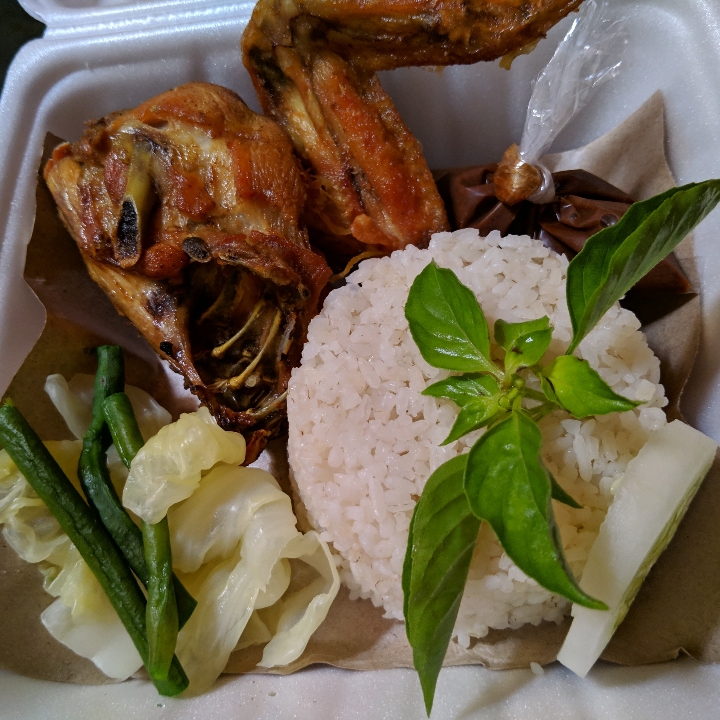 Nasi Ayam Lalapan 