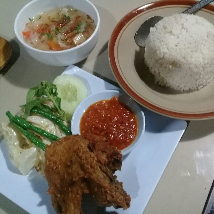 Nasi Ayam Lalapan