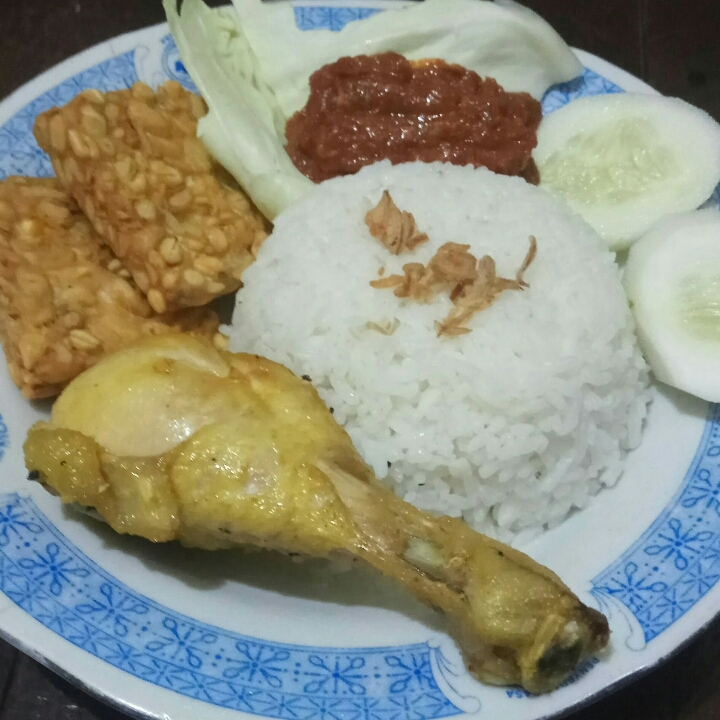 Nasi Ayam Lalapan Tempe  Es Teh