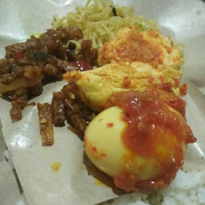 Nasi Bungkus Telur Bumbu Bali 