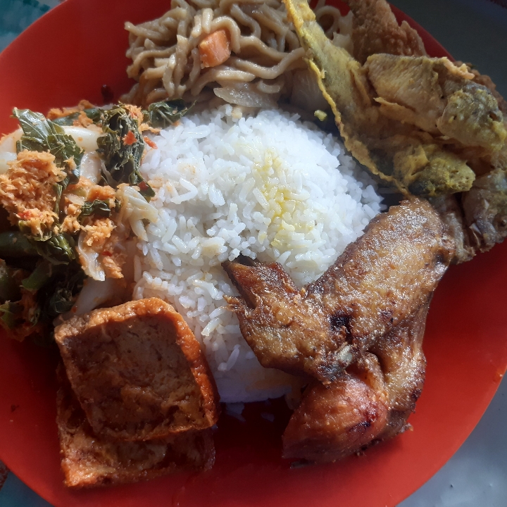 Nasi Campur Ayam Goreng