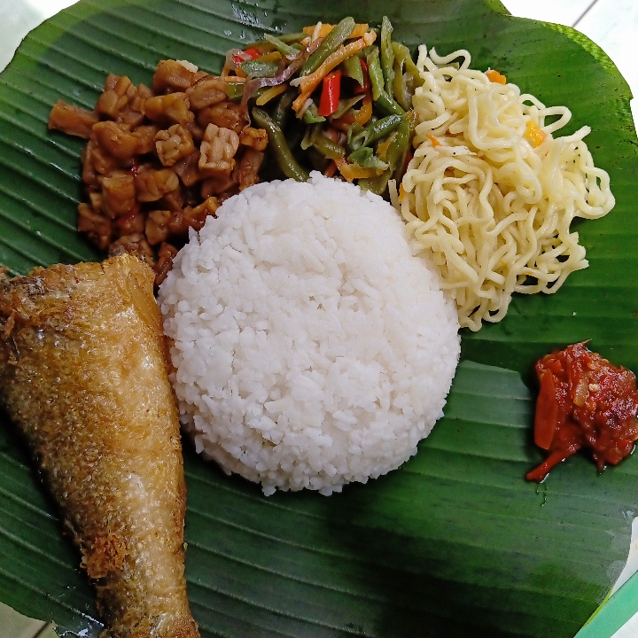 Nasi Campur Bandeng Presto