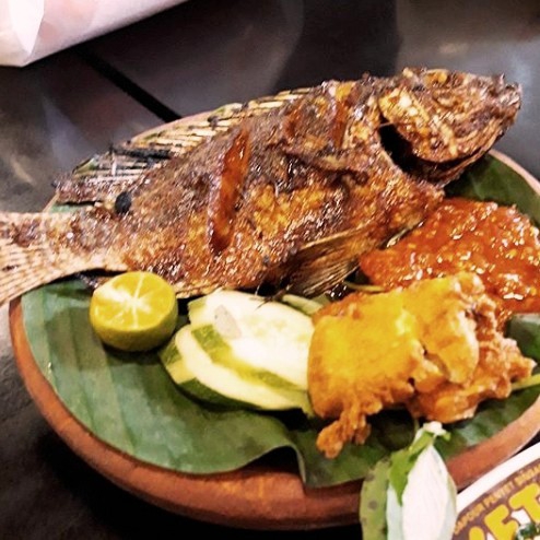Nasi Campur Nila Goreng