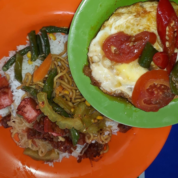 Nasi Campur Telor Masak Kecap
