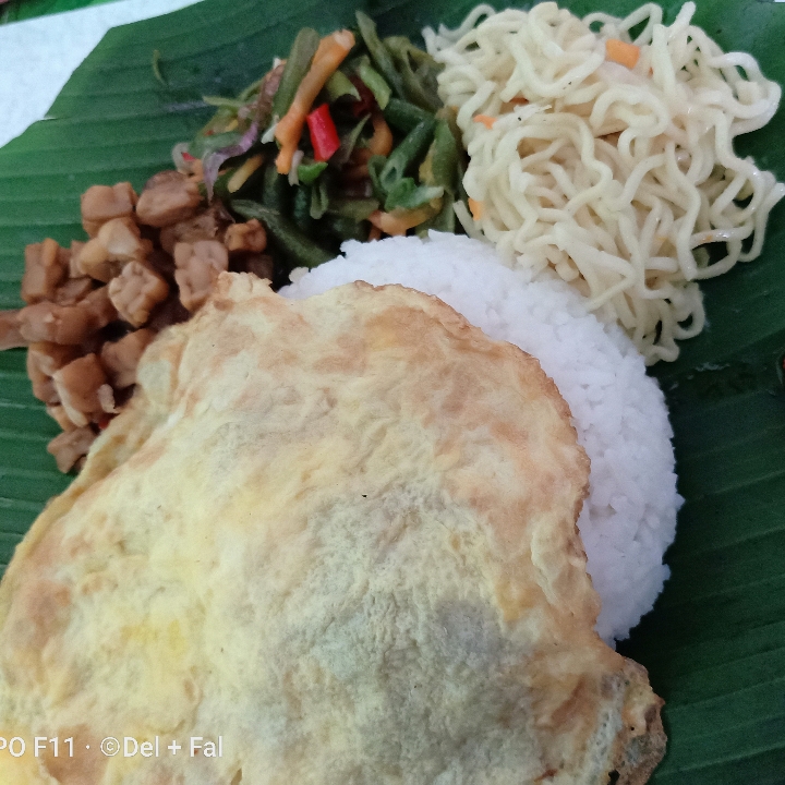 Nasi Campur Telur Dadar