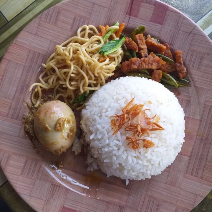 Nasi Campur Telur Karih