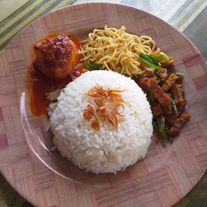 Nasi Campur Telur Masak Habang