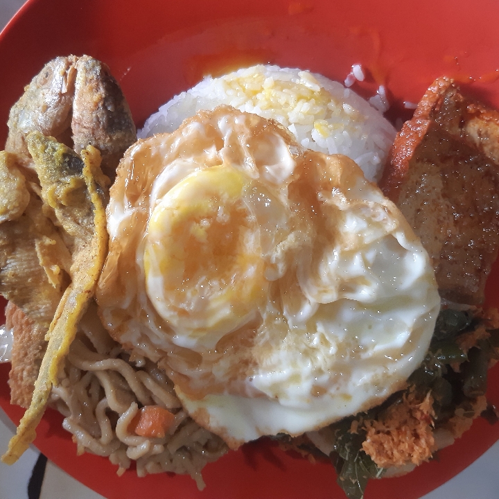 Nasi Campur Telur Mata Sapi