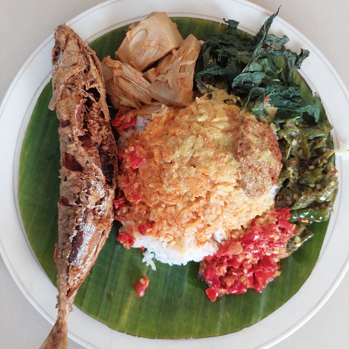 Nasi Ikan Lajang Goreng