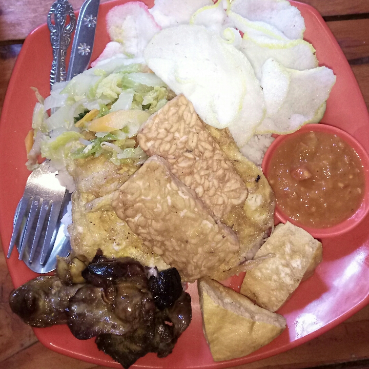 Nasi Komplit Telur Dan Ati Ampela