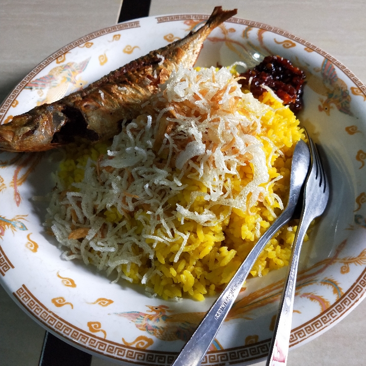 Nasi Kuning  Ikan Katombo