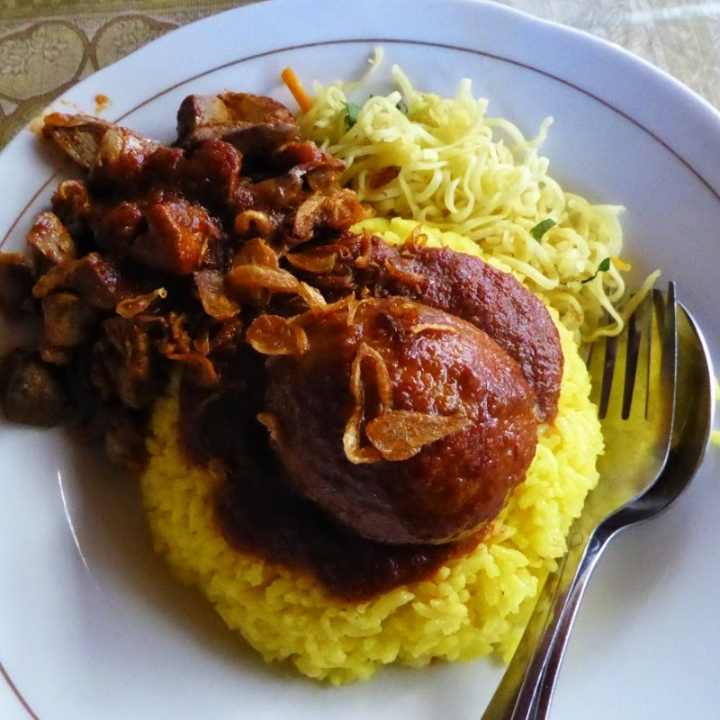 Nasi Kuning Telur Ayam