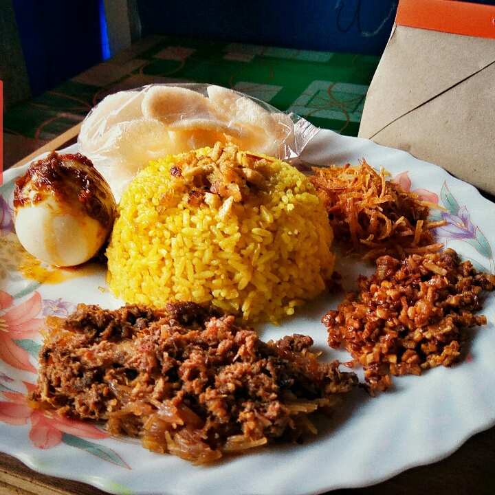 Nasi Kuning Abon Telur Tebus