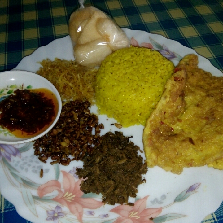 Nasi Kuning Abon Telur Dadar