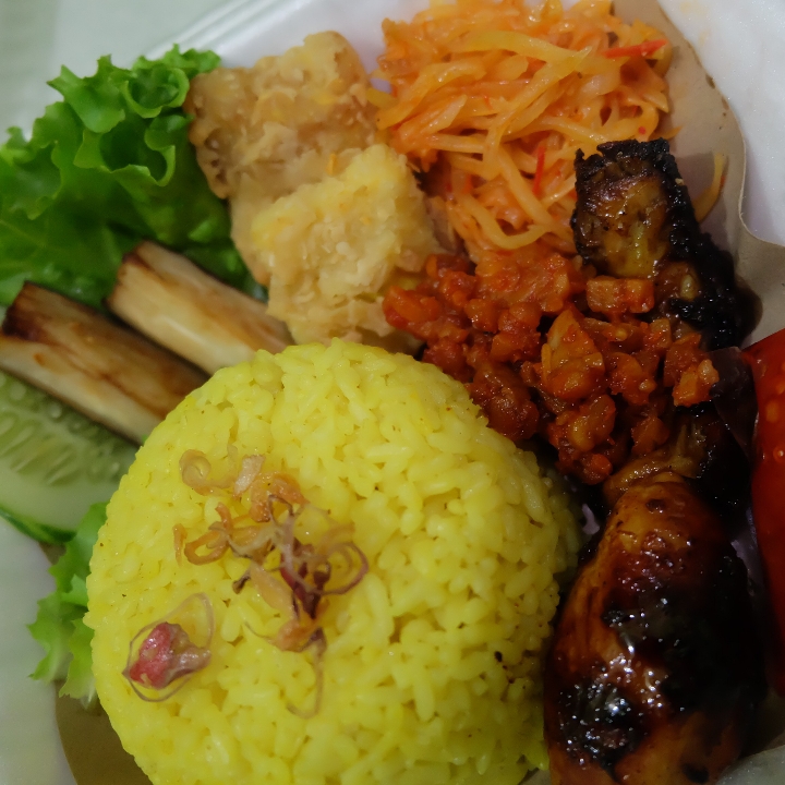 Nasi Kuning Ayam Bakar Lumerrr