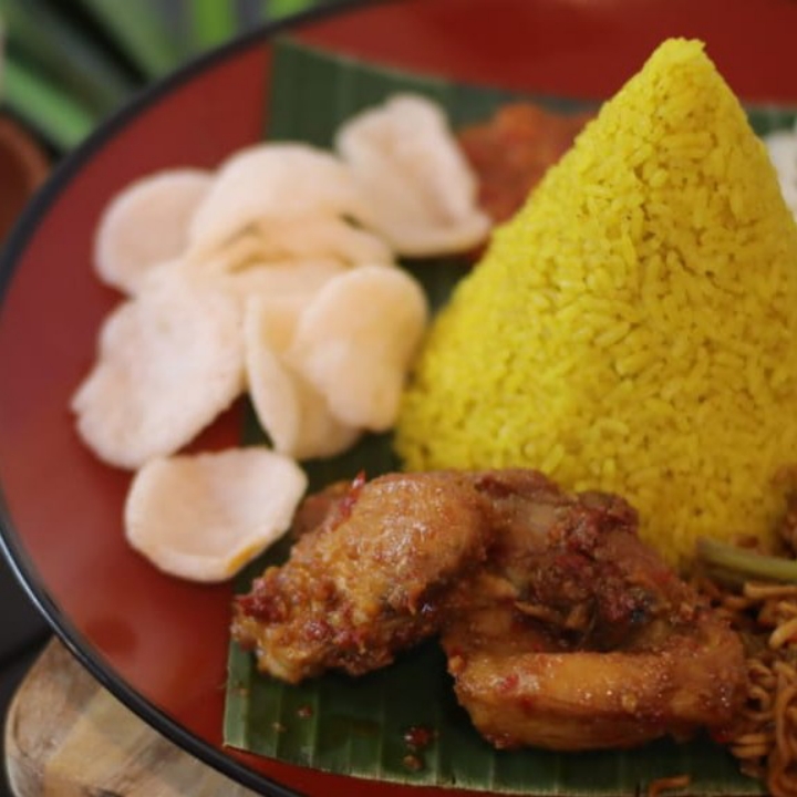 Nasi Kuning Ayam Goreng