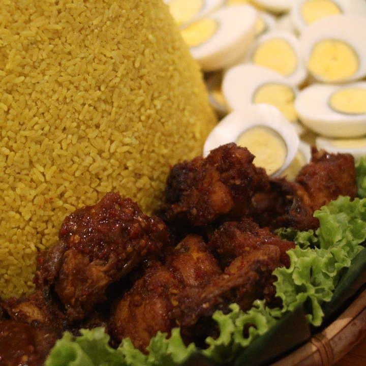 Nasi Kuning Ayam Goreng