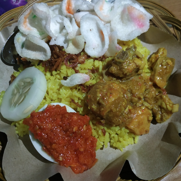 Nasi Kuning Ayam Palekko
