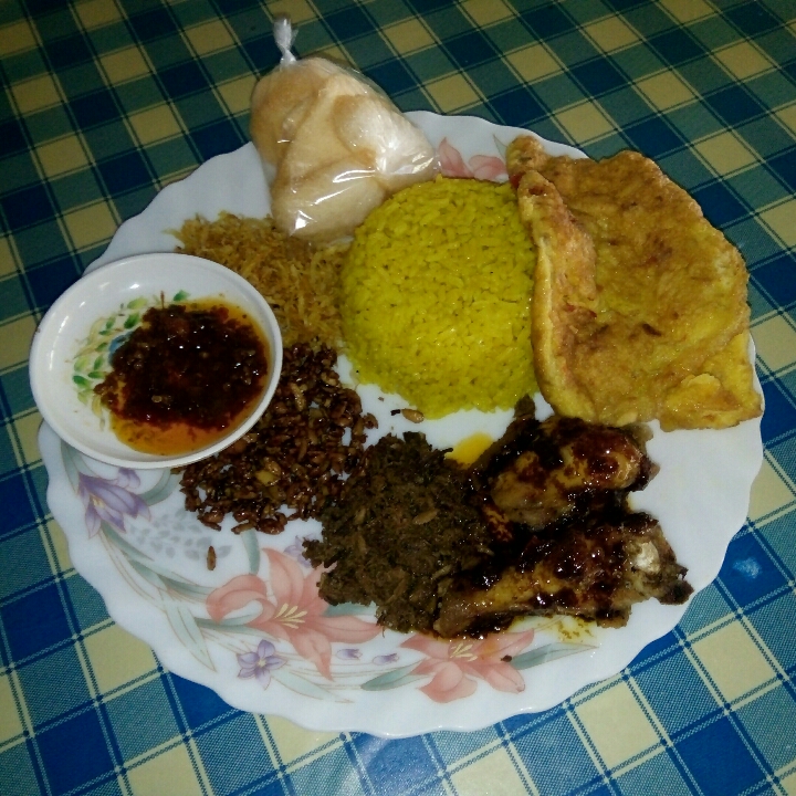 Nasi Kuning Ayam Abon Telur Dadar