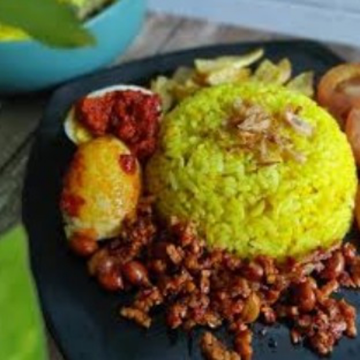 Nasi Kuning Daging Rendang
