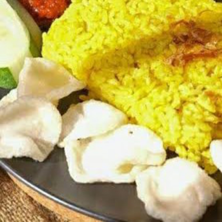 Nasi Kuning Ikan Goreng 