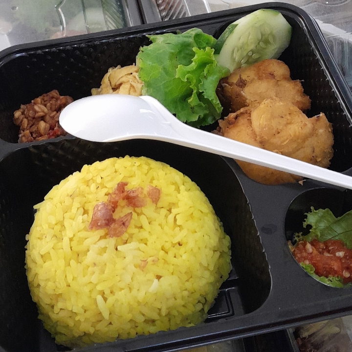 Nasi Kuning Komplit
