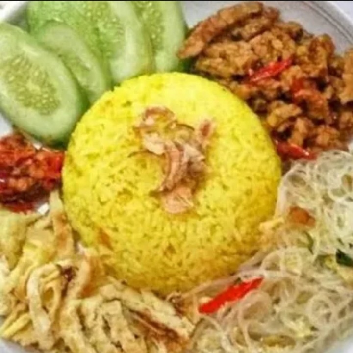 Nasi Kuning Porsi Besar