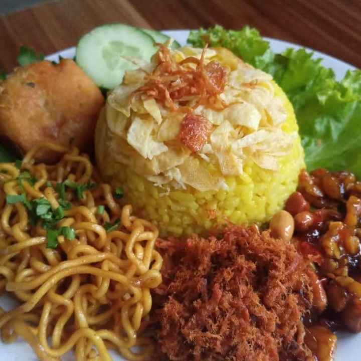 Nasi Kuning Telur