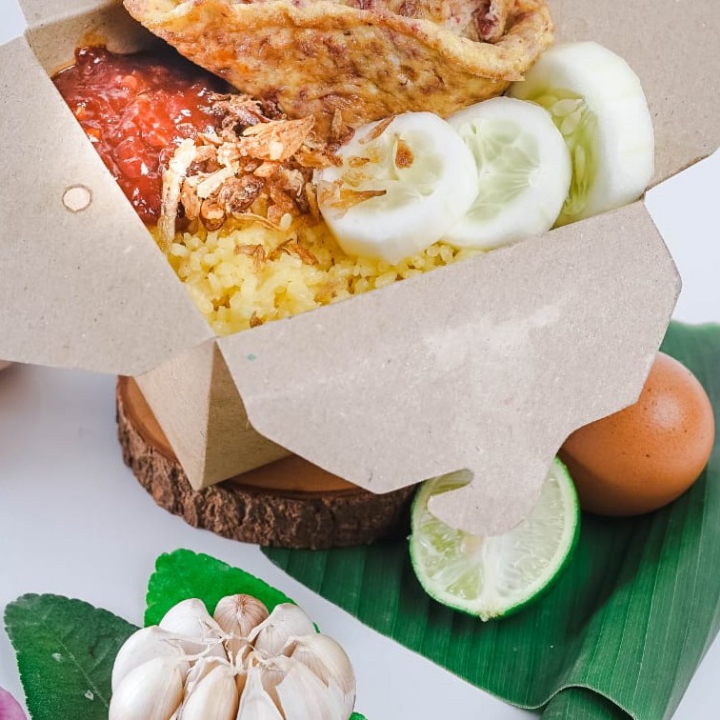 Nasi Kuning Telur Dadar Kecap