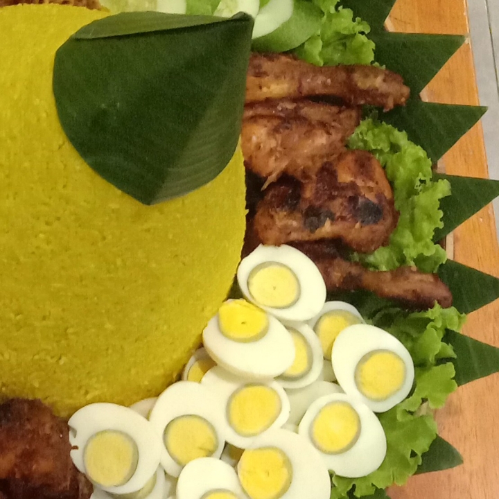 Nasi Kuning Telur Rebus