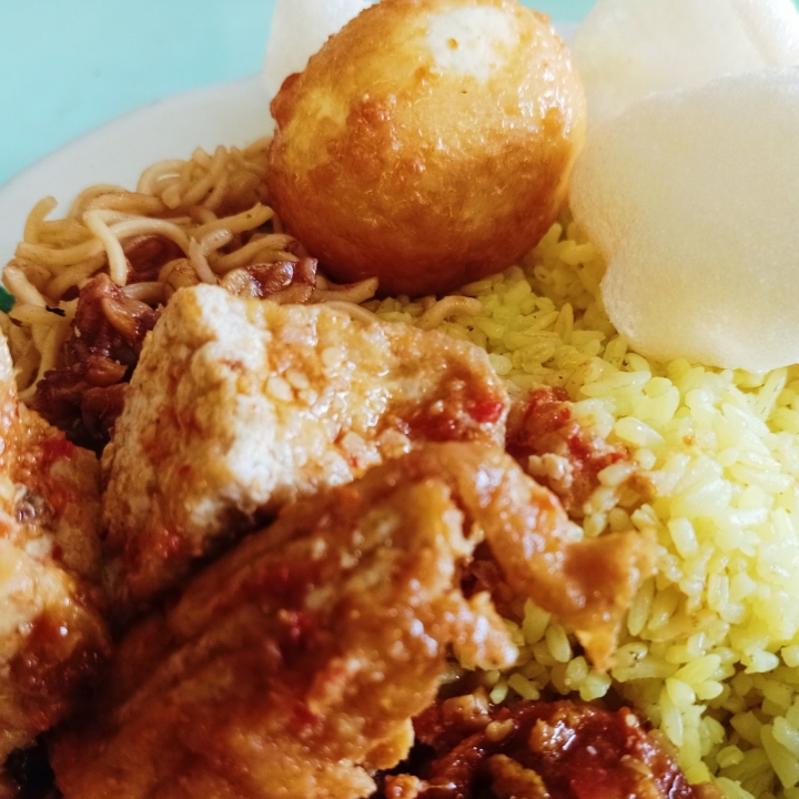 Nasi Kuning Telur atau ikan