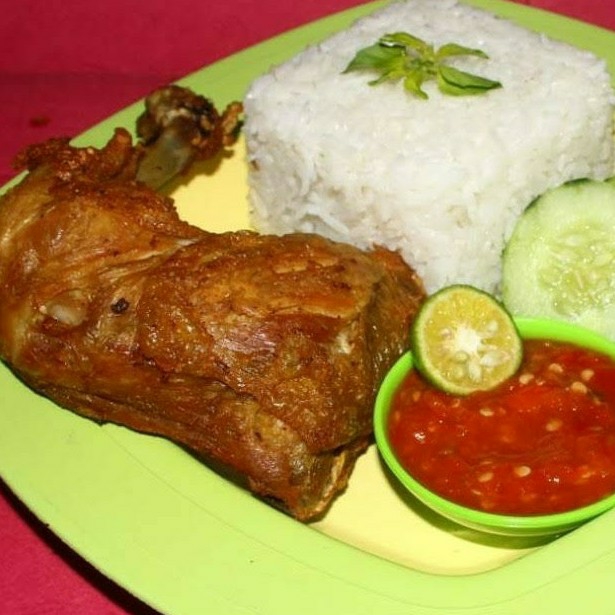 Nasi Lalapan Ayam Goreng Paha atau Dada
