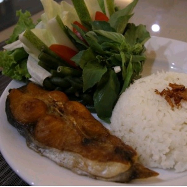 Nasi Lalapan Patin Goreng