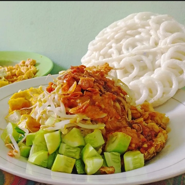 Nasi Lengko Dan Telor Dadar