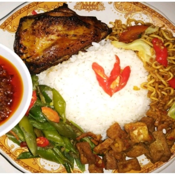 Nasi Pecel Ayam Goreng