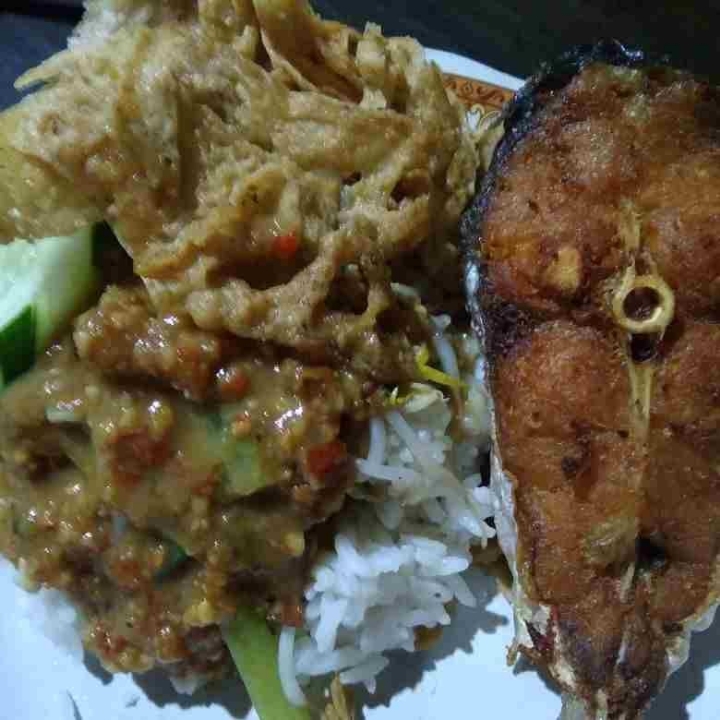 Nasi Pecel Patin Goreng