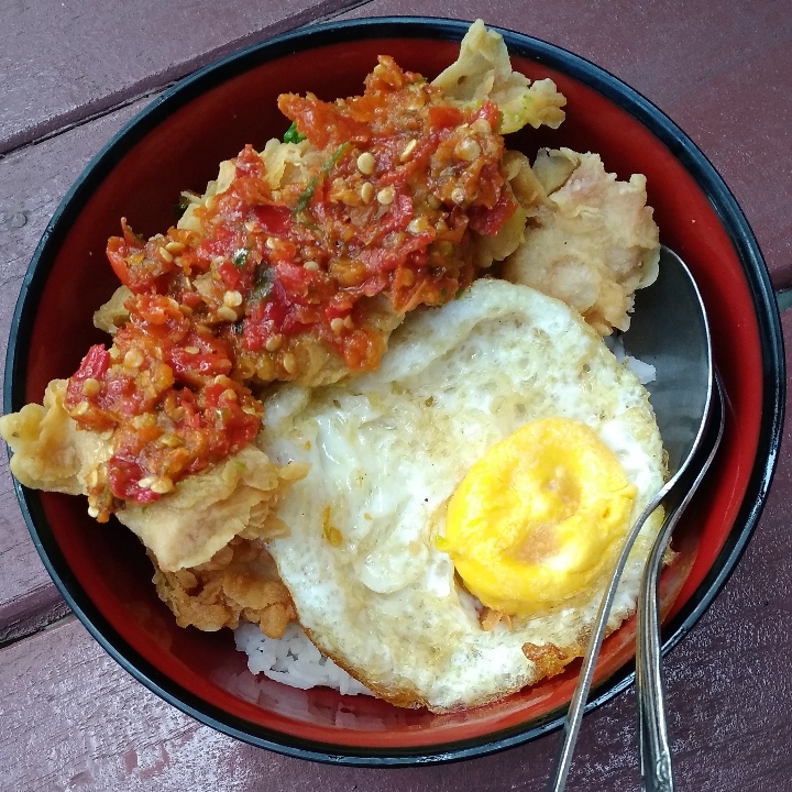 Nasi Telur Bola Ayam Sambal Bawang