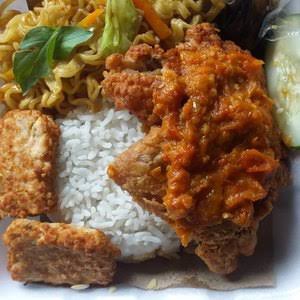 Nasi Tempe Penyet Timun Dan Mie Goreng