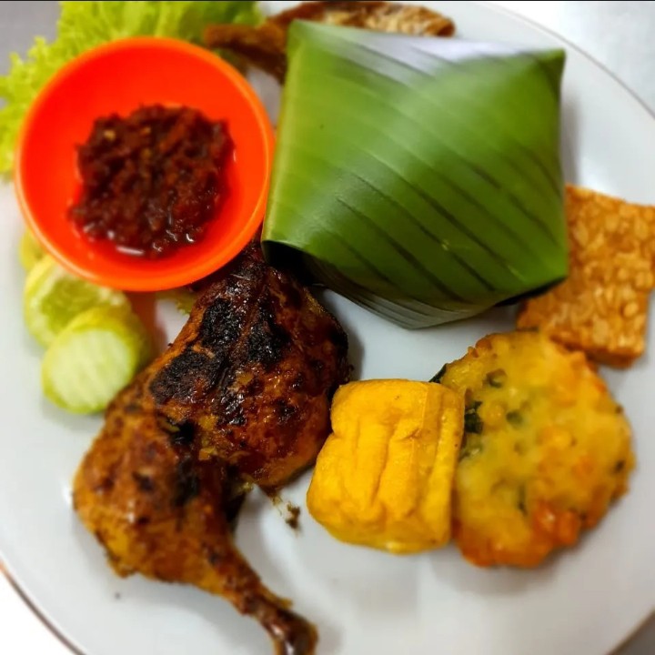 Nasi Timbel Komplit Ayam  Tulang Lunak