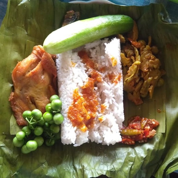 Nasi Timbel Komplit Ayam Timun Kentang Lalab