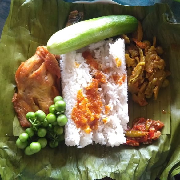 Nasi Timbel Komplit Ayam Timun Orek Lalab
