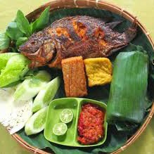 Nasi Timbel Komplit Ikan Mas Timun Orek Lalab
