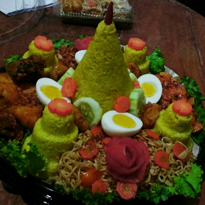 Nasi Tumpeng 