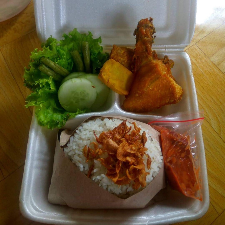 Nasi Uduk ayam lalapan